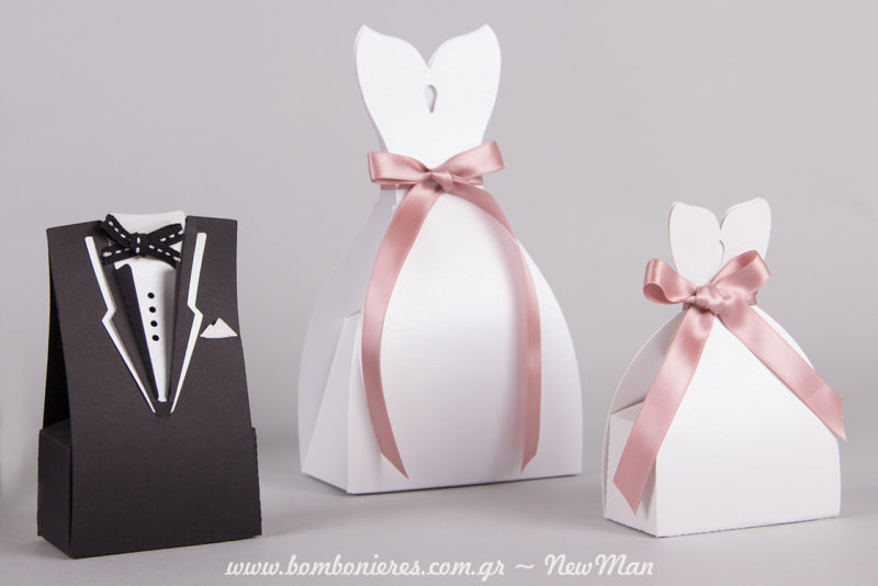 Γαμπρός + Νύφη (κουτιά) σε άσπρο-μαύρο και με ζώνη-κορδέλα σε ροζ απόχρωση.